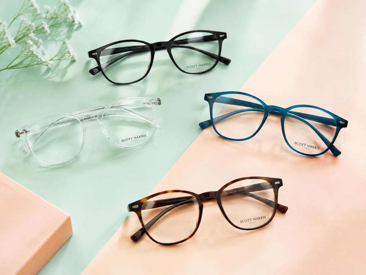 Armazones de lentes sobre fondo menta y durazno